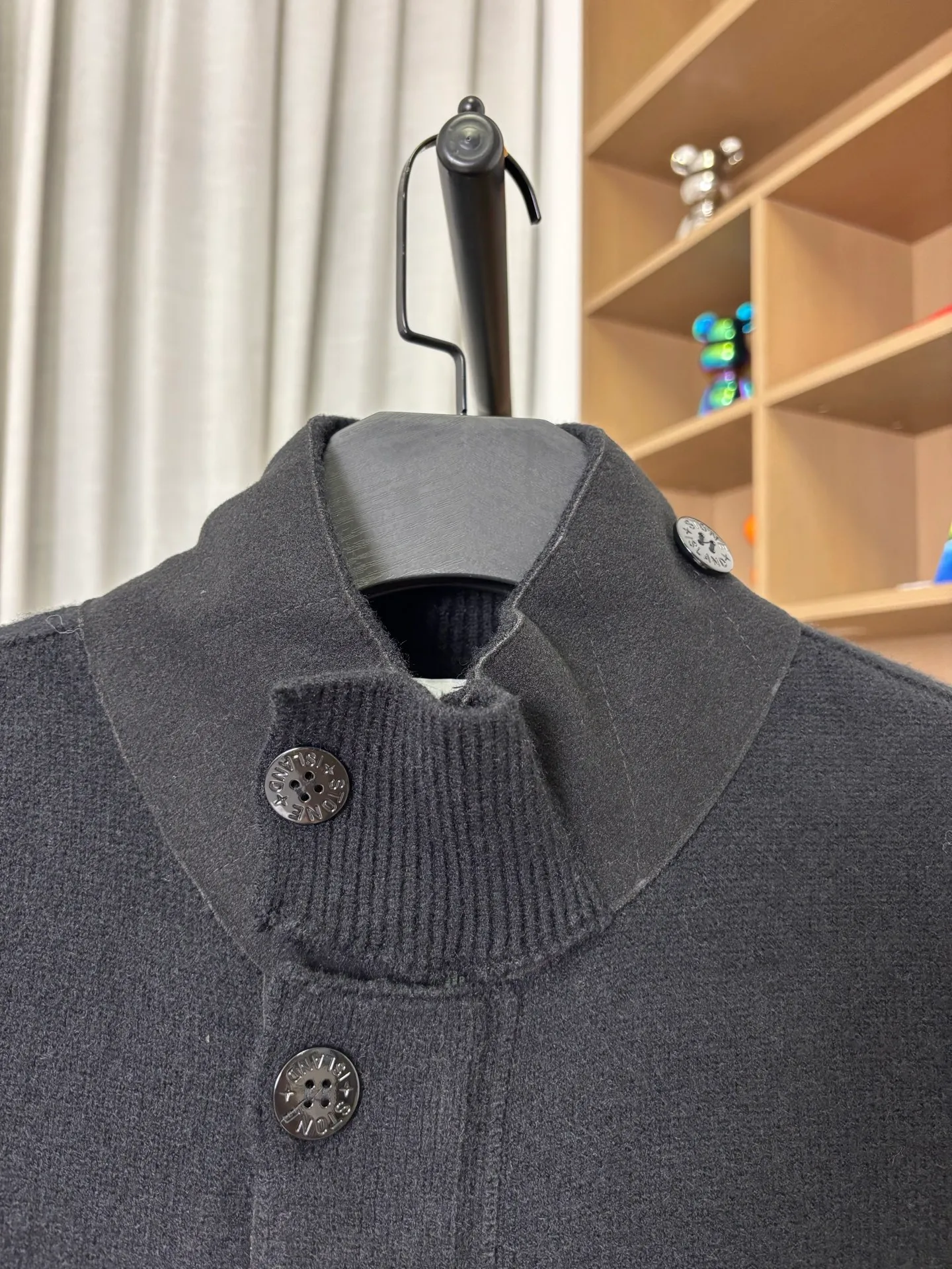 P340 Style number: DC218# Stone Island knitted woolen splicing wool cardigan jacket. The whole garment is made with high-quality machines imported from Germany. Three types of machines. Three weaving methods. The process is complex and tedious. Customized color-dyed wool➕wool stitching with high gram weight, high density and ultra-high quality. The wool is soft, delicate and skin-friendly, and feels soft and silky! The inside is a zipper design and the outside is a button design. The whole garment has nine buttons. It weighs more than 1 kilogram. Color: black. Size: S-M-L-Xl.